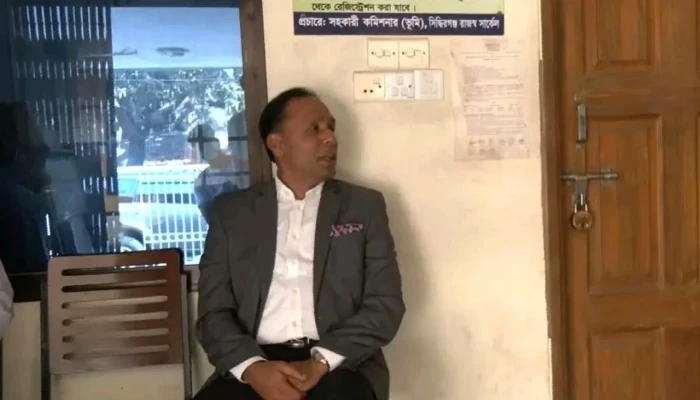 ঝটিকা সফরে ভূমি প্রতিমন্ত্রী, এসে দেখেন তালাবদ্ধ অফিস