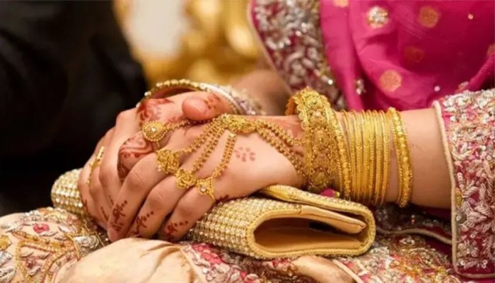 দেশের বাজারে টানা ছয় দফা বাড়ার পর স্বর্ণের দাম কমেছে