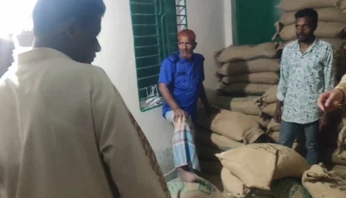​বাজিতপুরে টিসিবির আট টন পচা চাল জব্দ, গুদাম সিলগালা