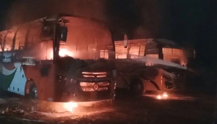 ​টার্মিনালে দাঁড়িয়ে থাকা ৩টি বাসে আগুন দিলো দুর্বৃত্তরা