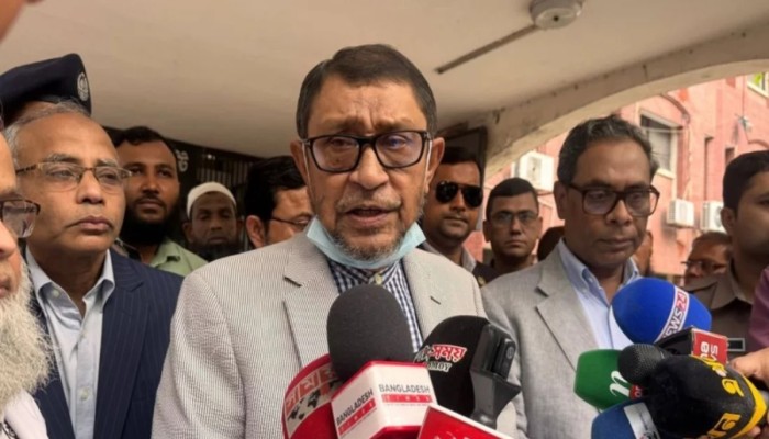 ​হঠাৎ মানসিক হাসপাতাল পরিদর্শনে স্বাস্থ্যমন্ত্রী, বেডে ছারপোকা-তেলাপোকা দেখে বিস্মিত