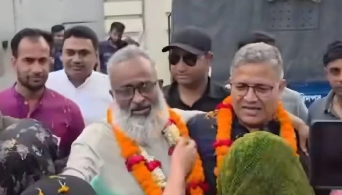 ​জেলগেটে আ.লীগ নেতাকে ফুলের মালা দিয়ে বরণ করলেন বিএনপির এমপি