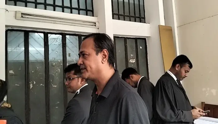 ​বিদেশি মদ রাখার মামলায় আদালতে আসিফ আকবর, যুক্তিতর্ক শুনানির অপেক্ষা
