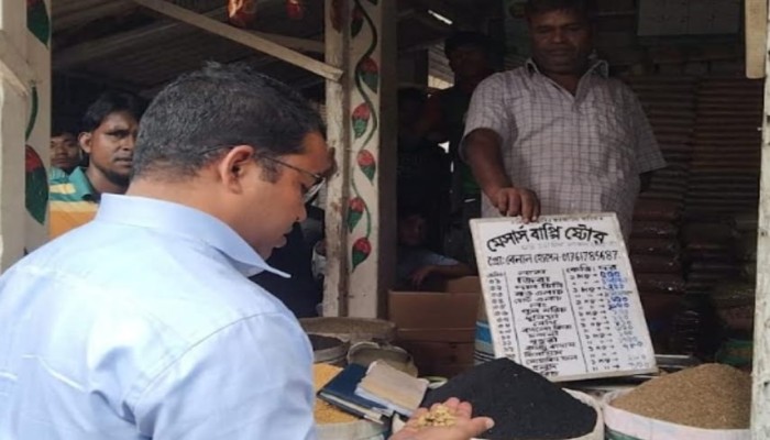 গড়েয়ায় নিত্য বাজারে মোবাইল কোর্ট, মূল্য তালিকা না থাকায় জরিমানা
