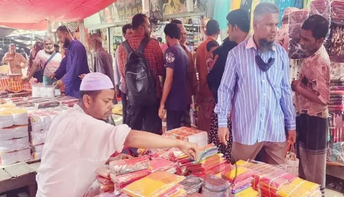 ​শাহজাদপুরে ঈদের আমেজ, প্রতি হাটে বিক্রি হয় ৭০০ কোটি টাকার কাপড়