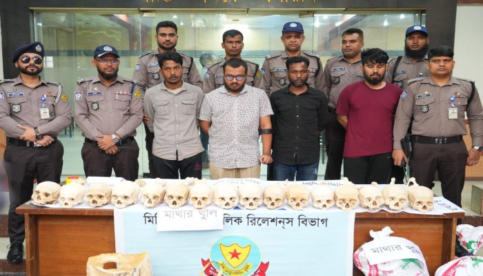 ​৪৭ টি মাথার খুলি ও মানবদেহের বিপুল পরিমাণ হাড়সহ সংঘবদ্ধ মানব কঙ্কাল চোর চক্রের চার সদস্যকে গ্রেফতার করেছে তেজগাঁও থানা পুলি