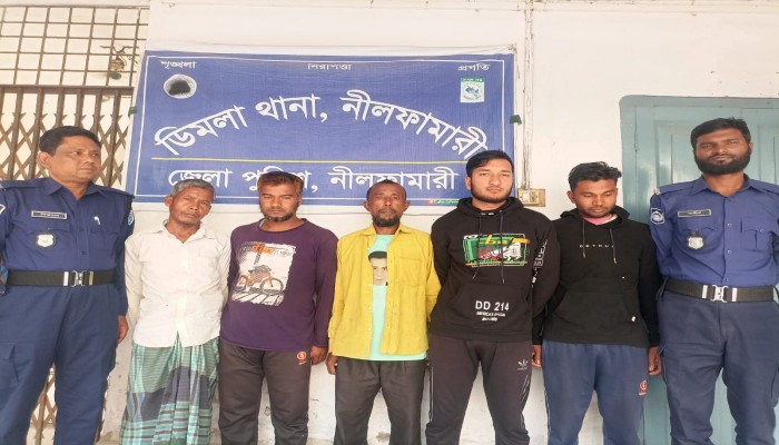 ​তিস্তা নদীতে অবৈধভাবে মেশিনে পাথর উত্তোলন : ৫ জন আটক