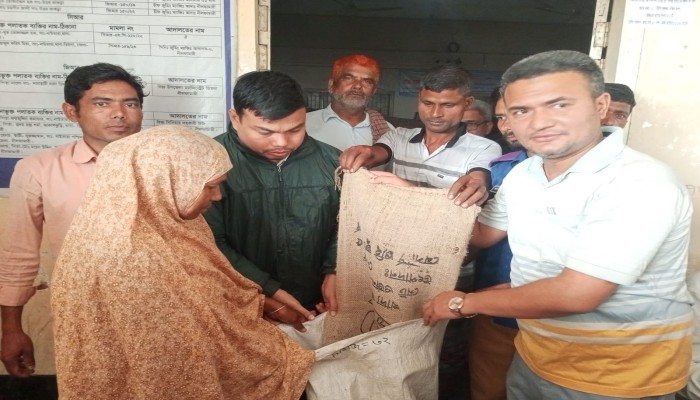 নাউতারায়  ভিজিএফ কার্ড এর চাল বিতরণ