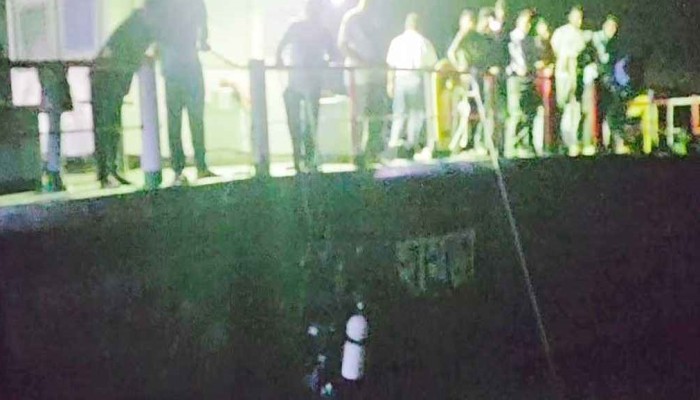 ​তেলবোঝাই লরি ডুবে গেল পদ্মায়