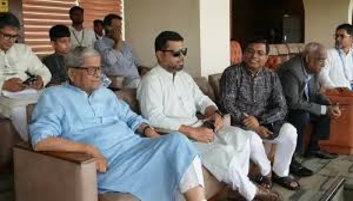 ​নাতিদের নিয়ে বাংলাদেশের খেলা উপভোগ করলেন মির্জা ফখরুল