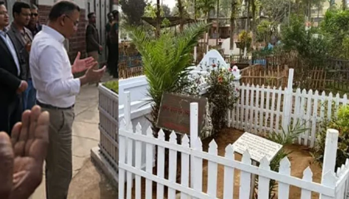 ​দিনাজপুরে নানা-নানির কবর জিয়ারত করলেন প্রধানমন্ত্রী
