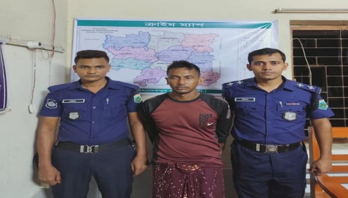 নওগাঁর মহাদেবপুর থানা পুলিশের অভিযানে কুখ্যাত ডাকাত পঁচা গ্রেফতার"