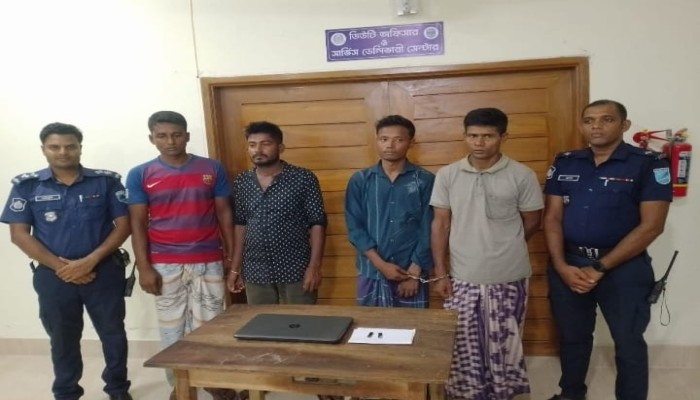 নওগাঁর ধামইরহাট থানা পুলিশ কর্তৃক  দুর্ধর্ষ দোকান চুরির ঘটনায় চোরাই ১ টি ল্যাপটপ ও ২ টি পেনড্রাইভ সহ ৪ জন চোর  গ্রেফতার"