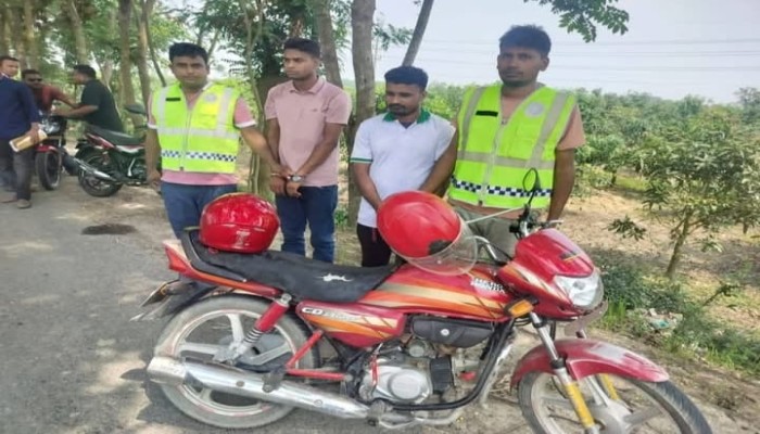 নওগাঁর নিয়ামতপুর থানার মাদকবিরোধী অভিযানে ২০০ গ্রাম হিরোইন সহ গ্রেফতার ২"