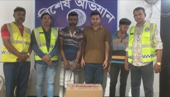 নওগাঁর মান্দা থানা পুলিশের বিশেষ অভিযানে ২০০ পিস ট্যাপেন্টাডল ট্যাবলেট সহ গ্রেফতার ৩"