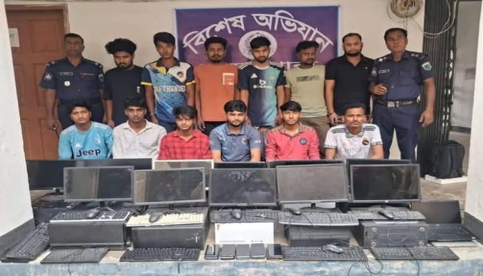 নওগাঁ জেলা পুলিশ সুপারের নির্দেশনায় অনলাইন জুয়া সেন্টারের সন্ধান, ২১ টি মোবাইল , পাঁচটি ল্যাপটপ, ১৬ টি