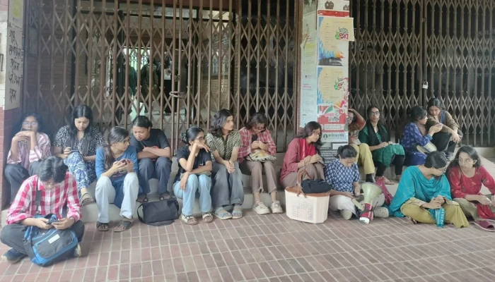 ​এবার জাবির প্রশাসনিক ভবনে তালা একদল শিক্ষার্থীর