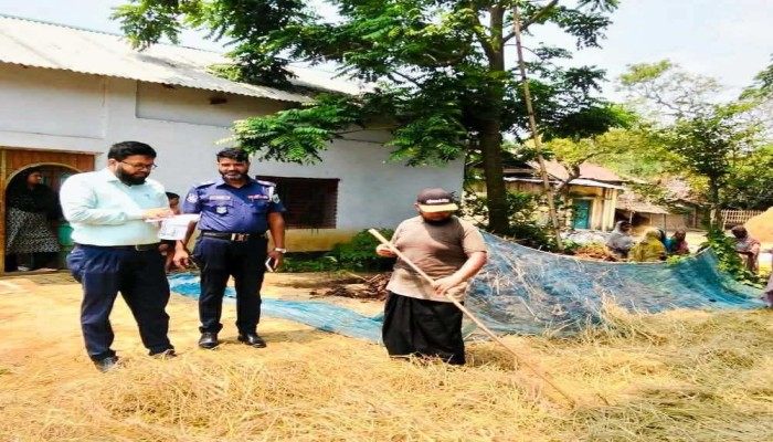 ক্ষেতলালে সড়কে খড় শুকানোর দায়ে মোবাইল কোর্ট,২ জনকে জরিমানা
