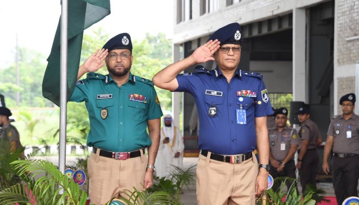 ​নতুন পোশাকে মাঠে নামল পুলিশ