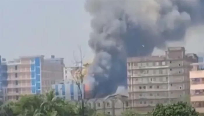 টঙ্গীতে ওষুধ কারখানায় ভয়াবহ আগুন, নিয়ন্ত্রণে কাজ করছে ১৬ ইউনিট