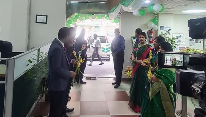 গ্রাহকদের ফুল দিয়ে স্বাগত জানিয়ে টাকা ফেরত দিচ্ছে ন্যাশনাল ব্যাংক