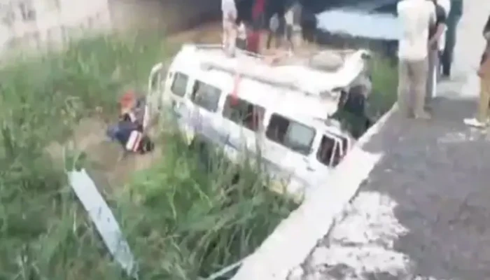 ঘুমিয়ে পড়লেন চালক, বাস খাদে পড়ে নিহত ৮