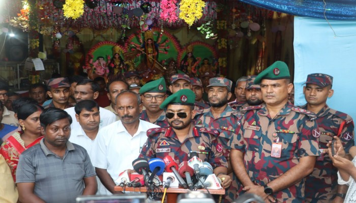শারদীয় দুর্গোৎসবে মহানন্দা ব্যাটালিয়নের (৫৯ বিজিবি) নিশ্ছিদ্র নিরাপত্তা জোরদার