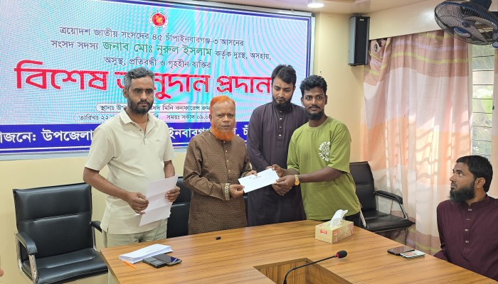 চাঁপাইনবাবগঞ্জে ২৫ অসহায় ব্যক্তিকে অনুদানের চেক দিলেন এমপি বুলবুল